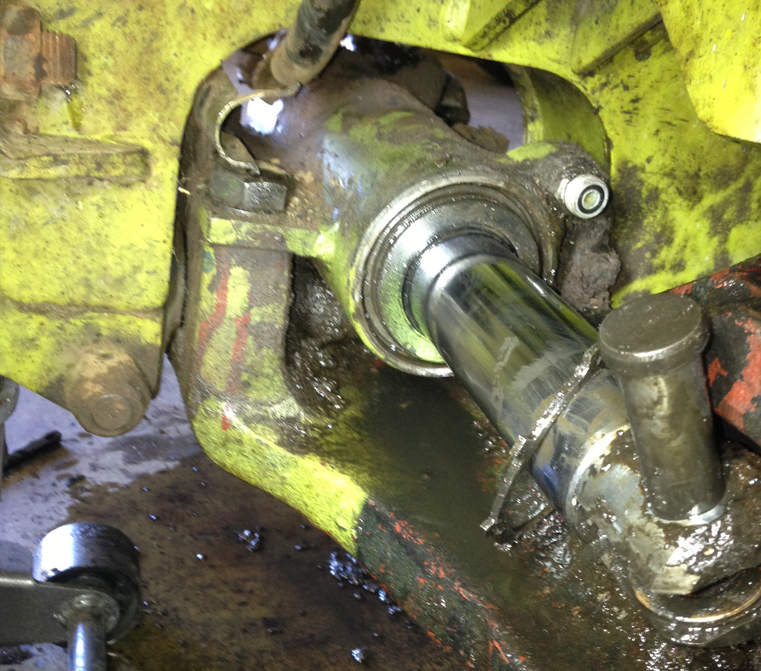  A faulty Clark forklift power steering cylinder