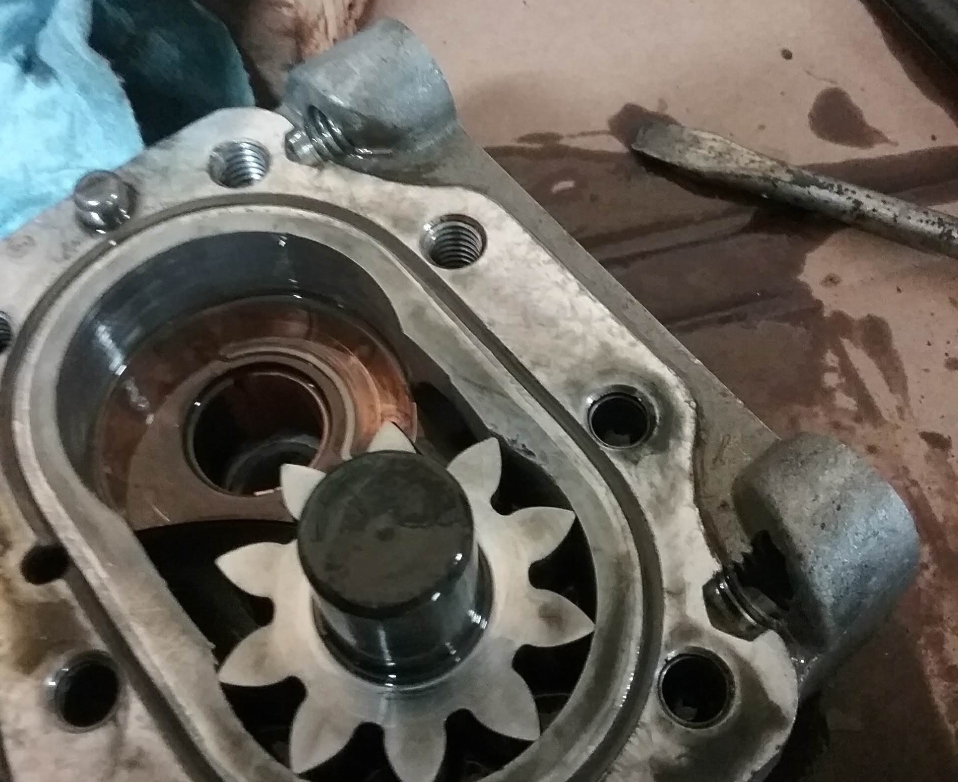 Inside view of a faulty Mitsubishi forklift hydraulic pump