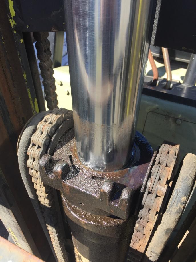 Forklift hydraulic cylinder leaking