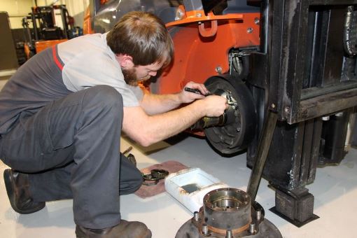 Image of a wheel cylinder inspection