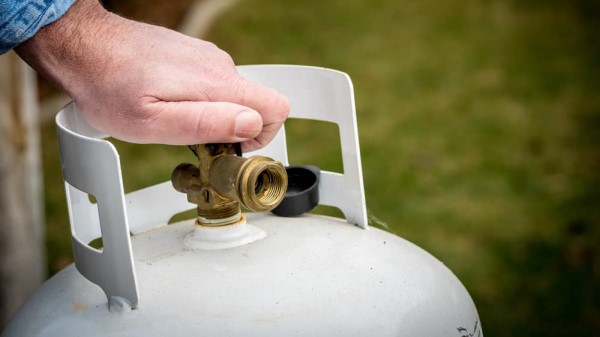 An image of a service valve on a propane tank